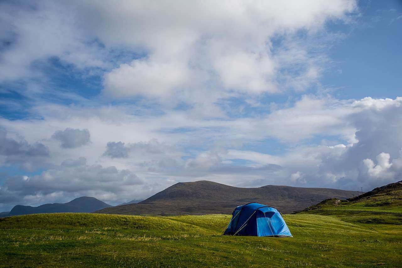 Tente montée en pleine nature pour des vacances économiques