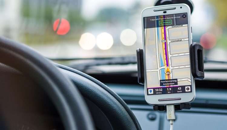 Voyageur utilisant une application de voyage sur son smartphone