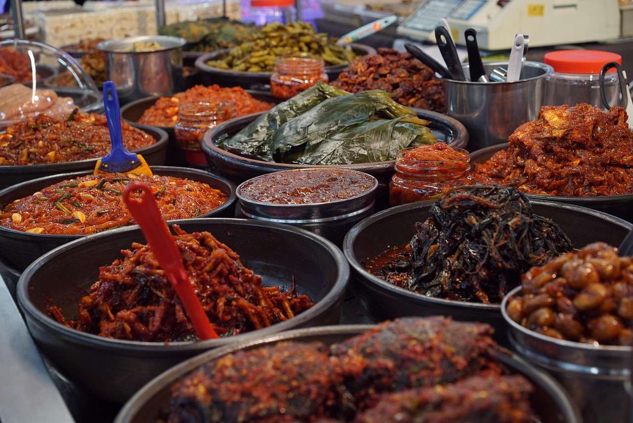 Dégustation de plats typiques pas chers dans un marché asiatique