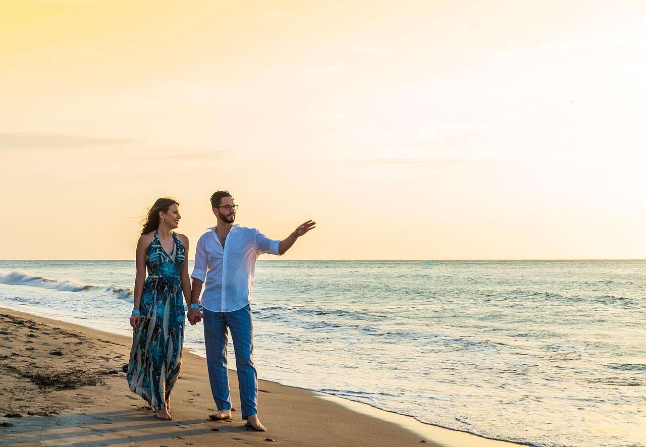 Couple profitant de vacances pas chères sur une plage ensoleillée