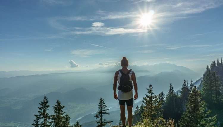 Voyageur avec son sac à dos explorant une ville avec un petit budget