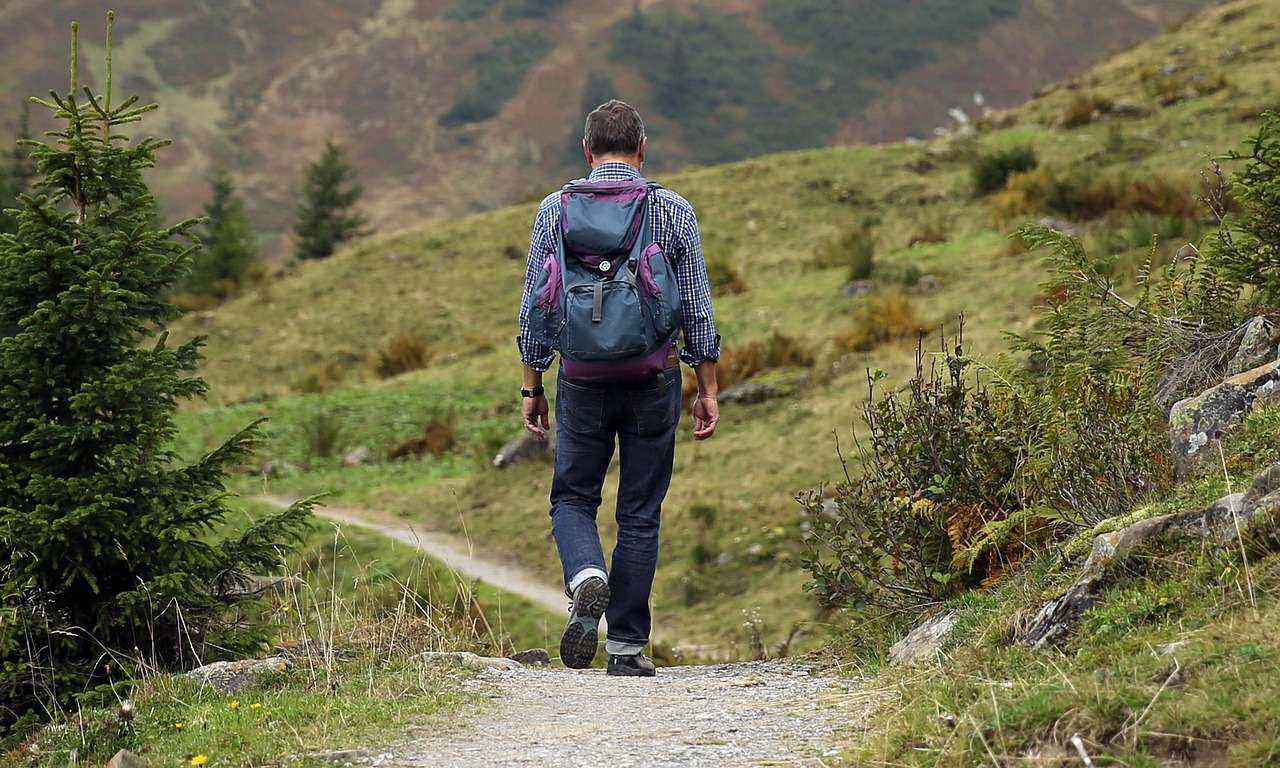 Voyageur avec son sac à dos explorant une ville avec un petit budget